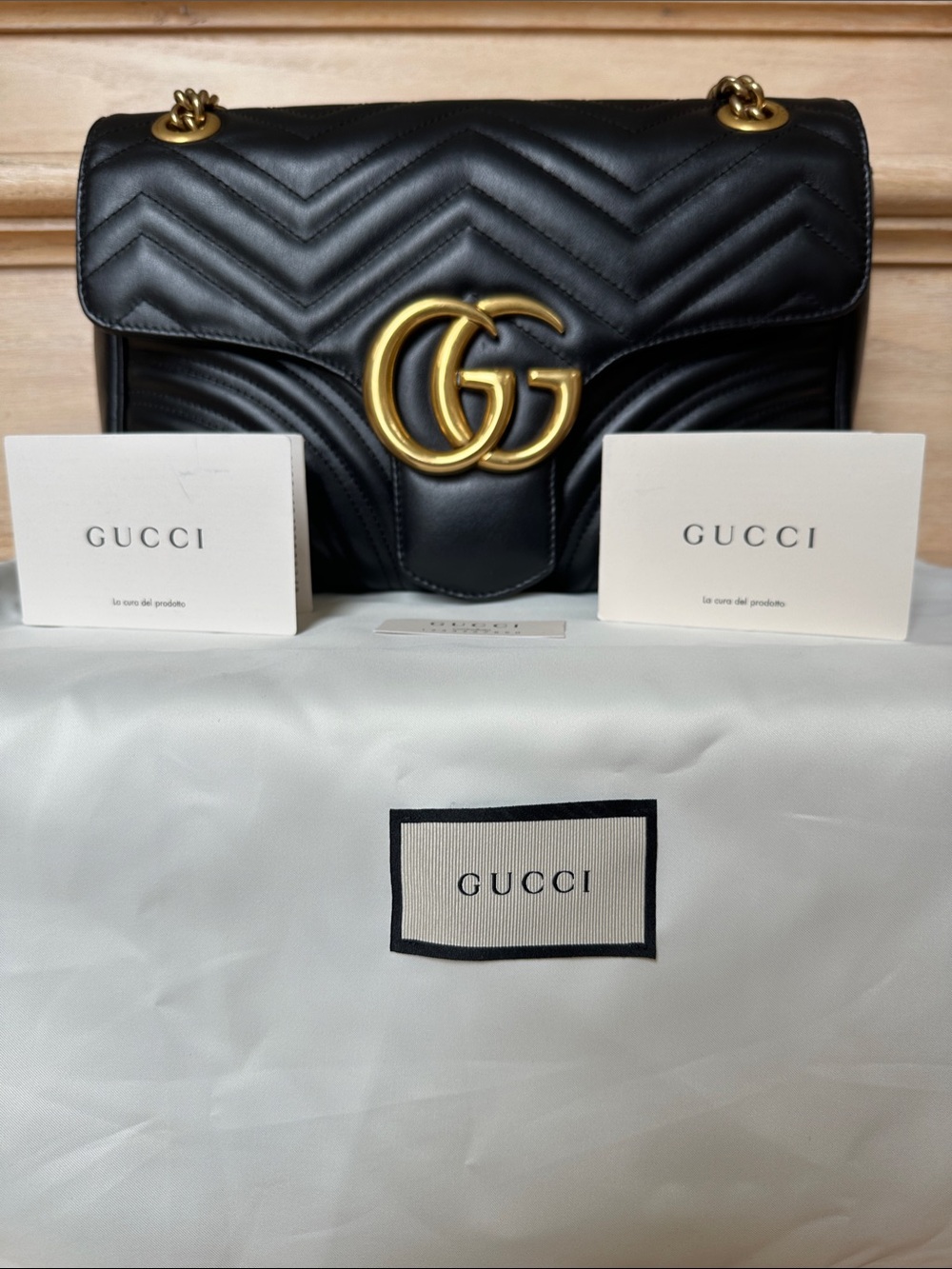 GG Marmont Black medium shoulder bag. Comes with its original bag and cards.